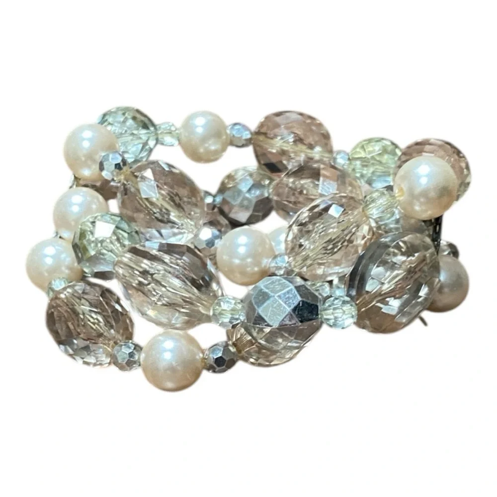 Gold and Cream Pearl Bracelet with Minimalist Design